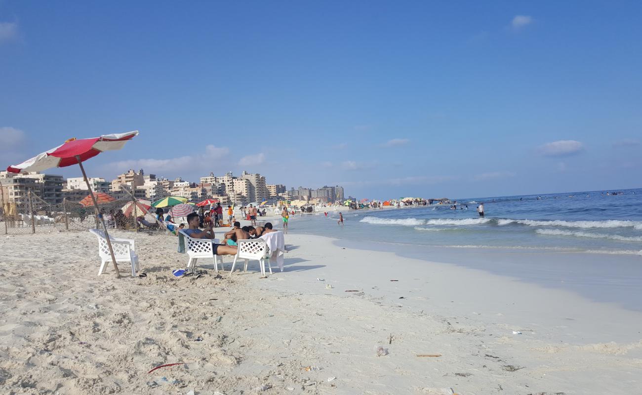 Фото Al Bahri Public Beach с белый чистый песок поверхностью