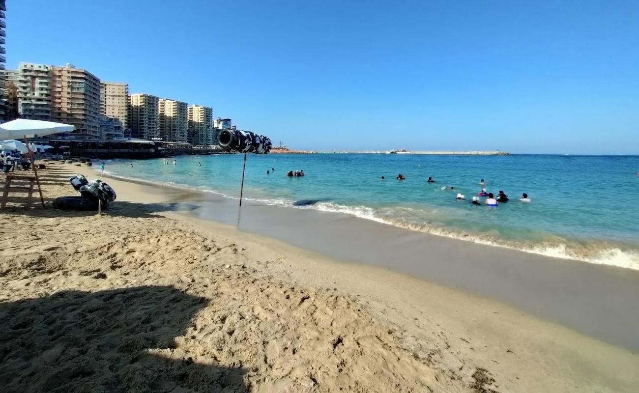 Фото Saraya public beach с светлый песок поверхностью