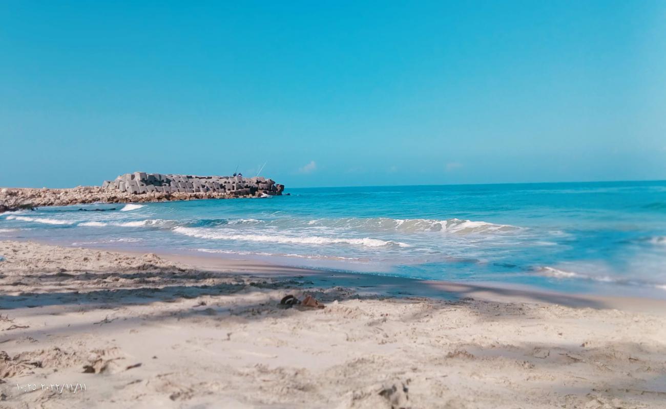 Фото Al-Arish Beach с светлый песок поверхностью