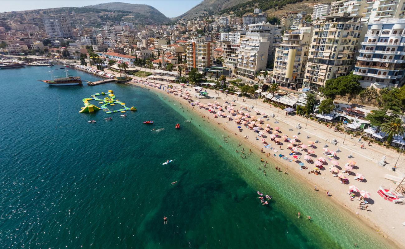 Фото Saranda beach III поддерживаемый скалами