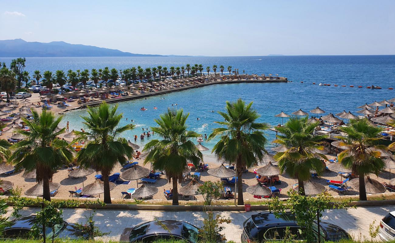 Фото Saranda beach IV с белая чистая галька поверхностью