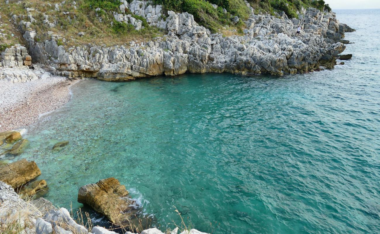 Фото Denourek Beach с светлая галька поверхностью