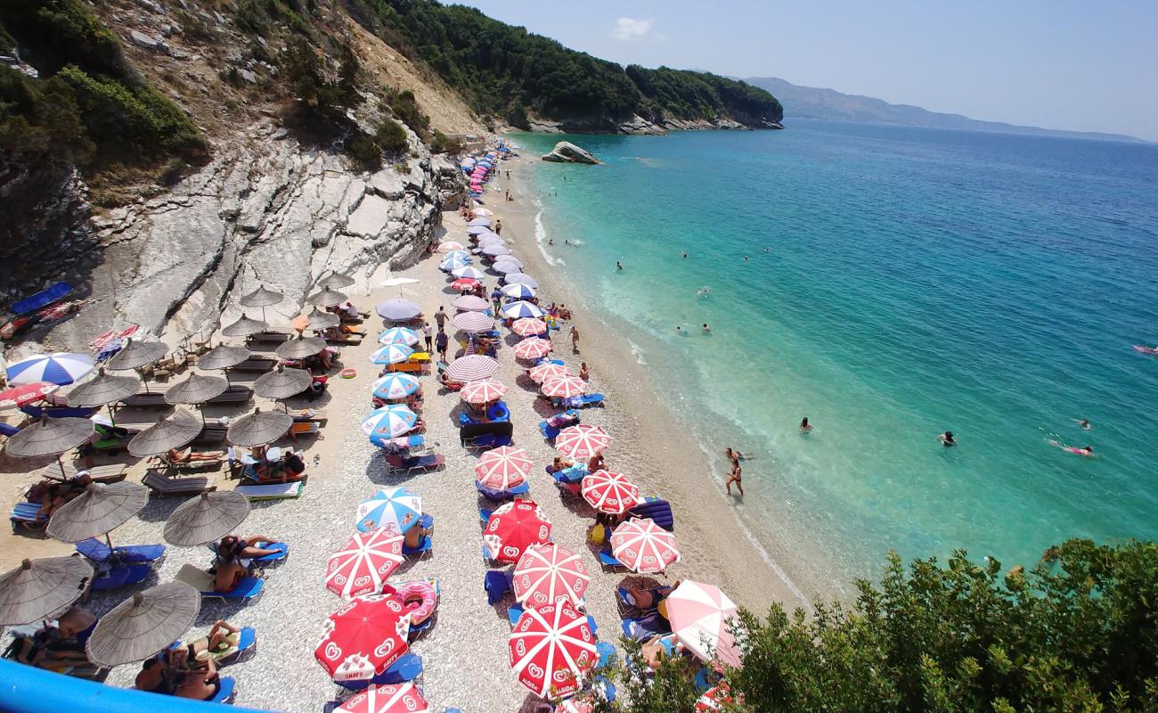 Фото Pulebardha beach с белая чистая галька поверхностью