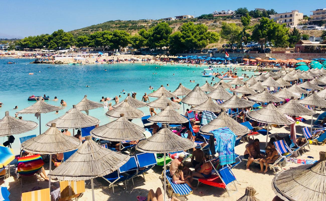 Фото Ksamil Beach с темная чистая галька поверхностью