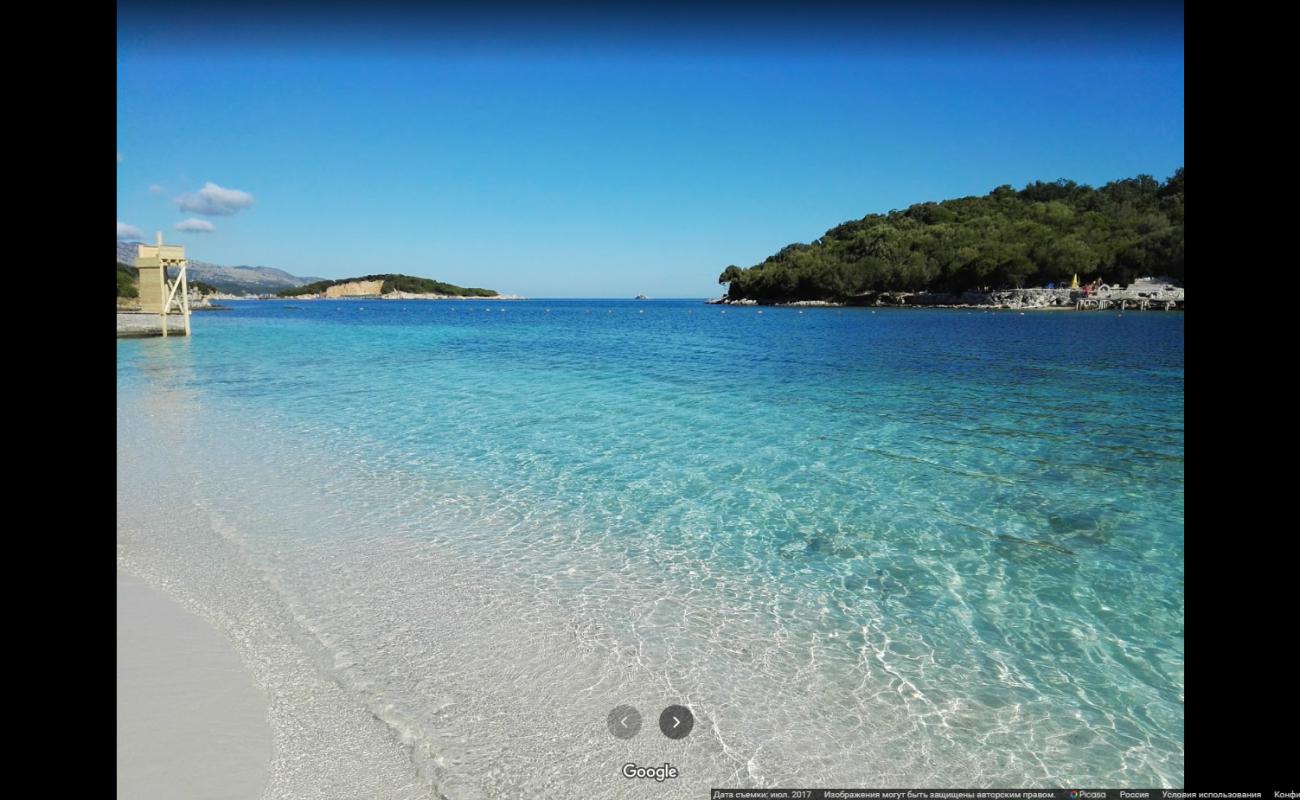 Фото Isole Ksamil beach с белая чистая галька поверхностью