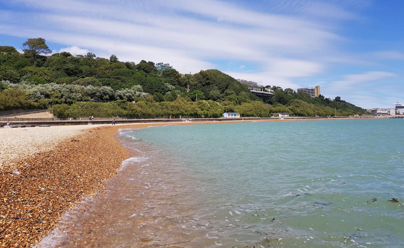 Фото Folkestone beach с темная чистая галька поверхностью