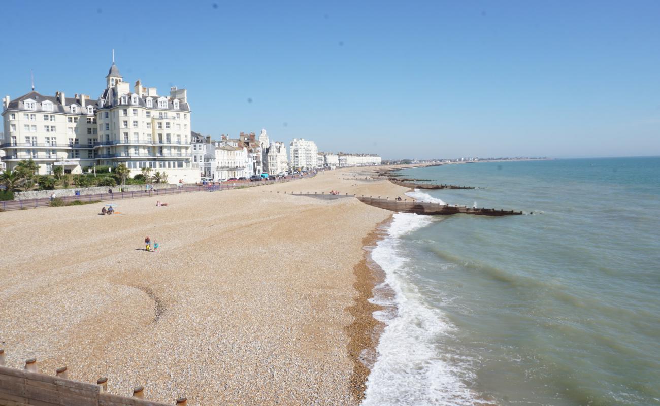 Фото Eastbourne beach с белая чистая галька поверхностью