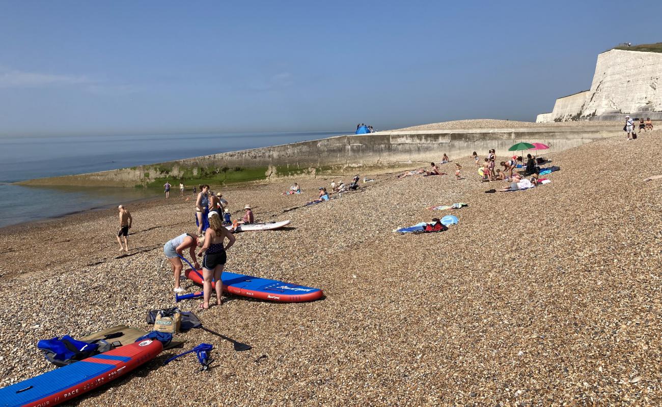 Фото Saltdean beach с белая чистая галька поверхностью