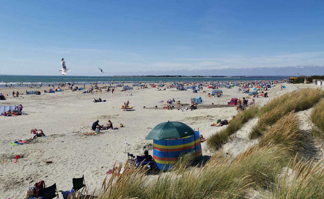 Фото West Wittering beach с золотистый песок поверхностью