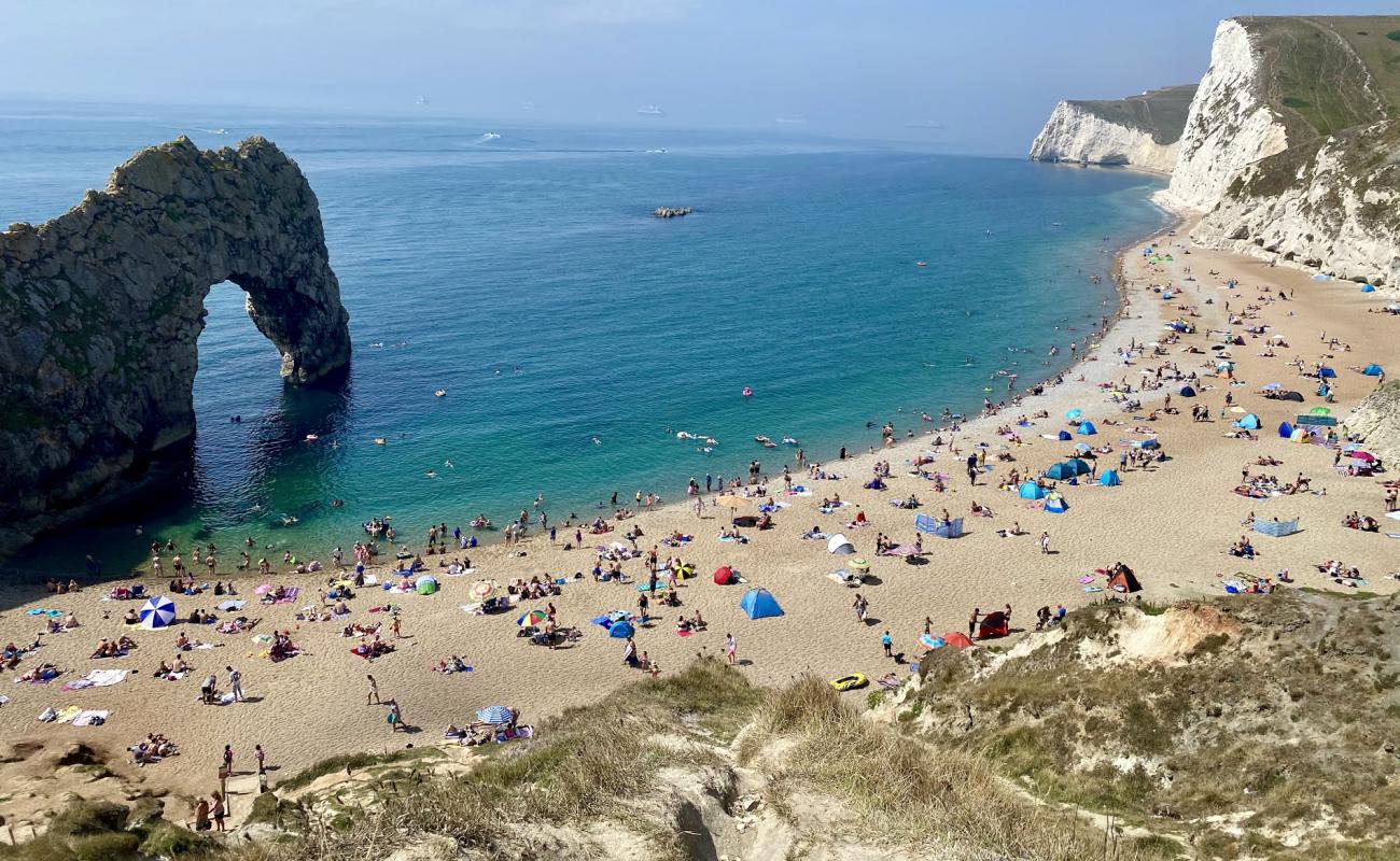 Фото Durdle door beach с белая чистая галька поверхностью