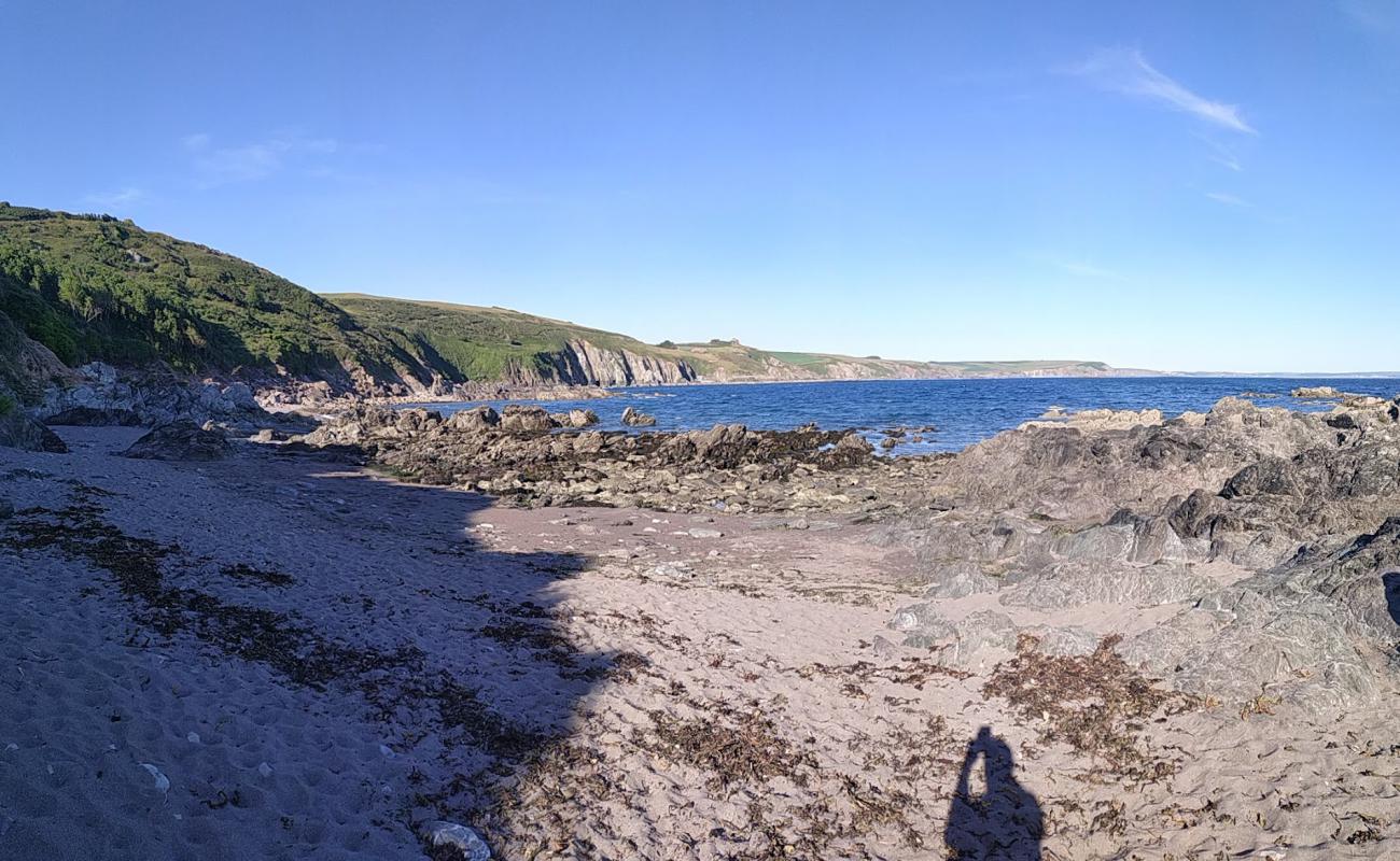 Фото Wadham Rocks beach с песок с галькой поверхностью