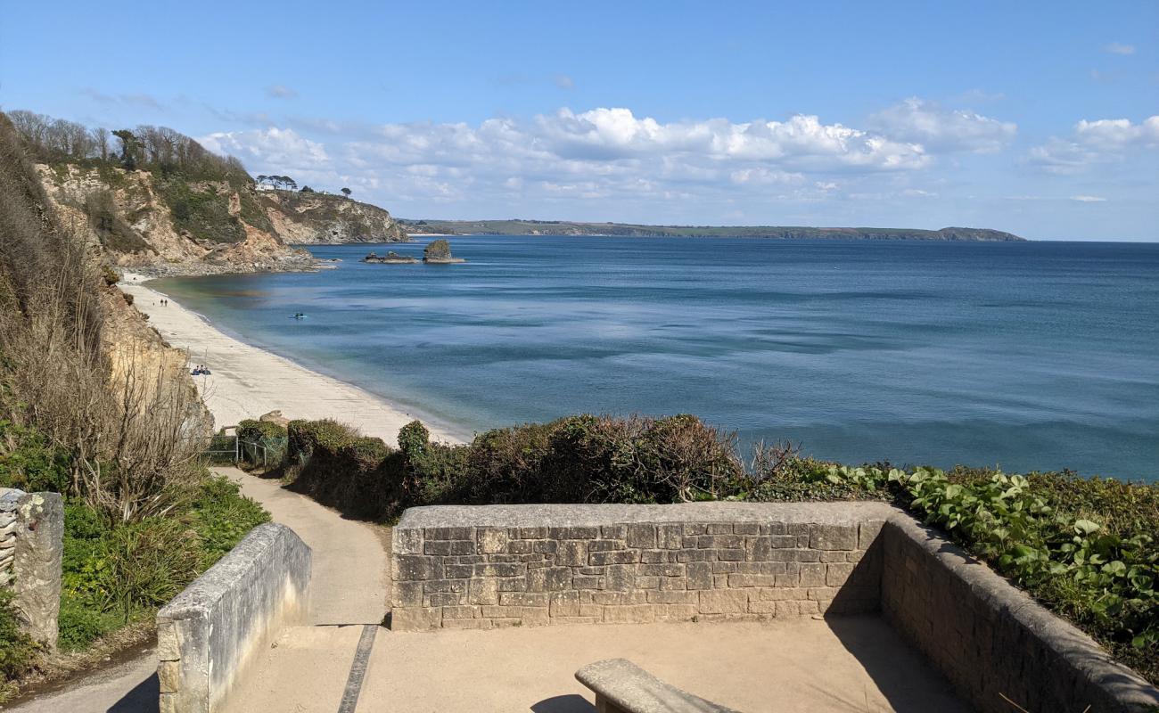 Фото Duporth beach с белая чистая галька поверхностью