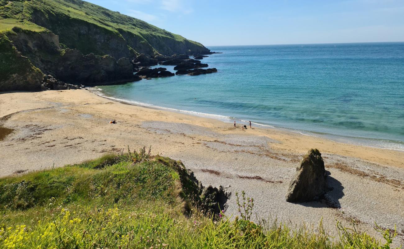 Фото Hemmick beach с песок с галькой поверхностью