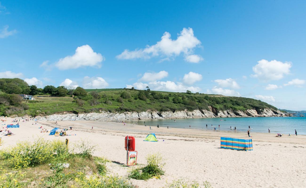 Фото Maenporth beach с светлый песок поверхностью