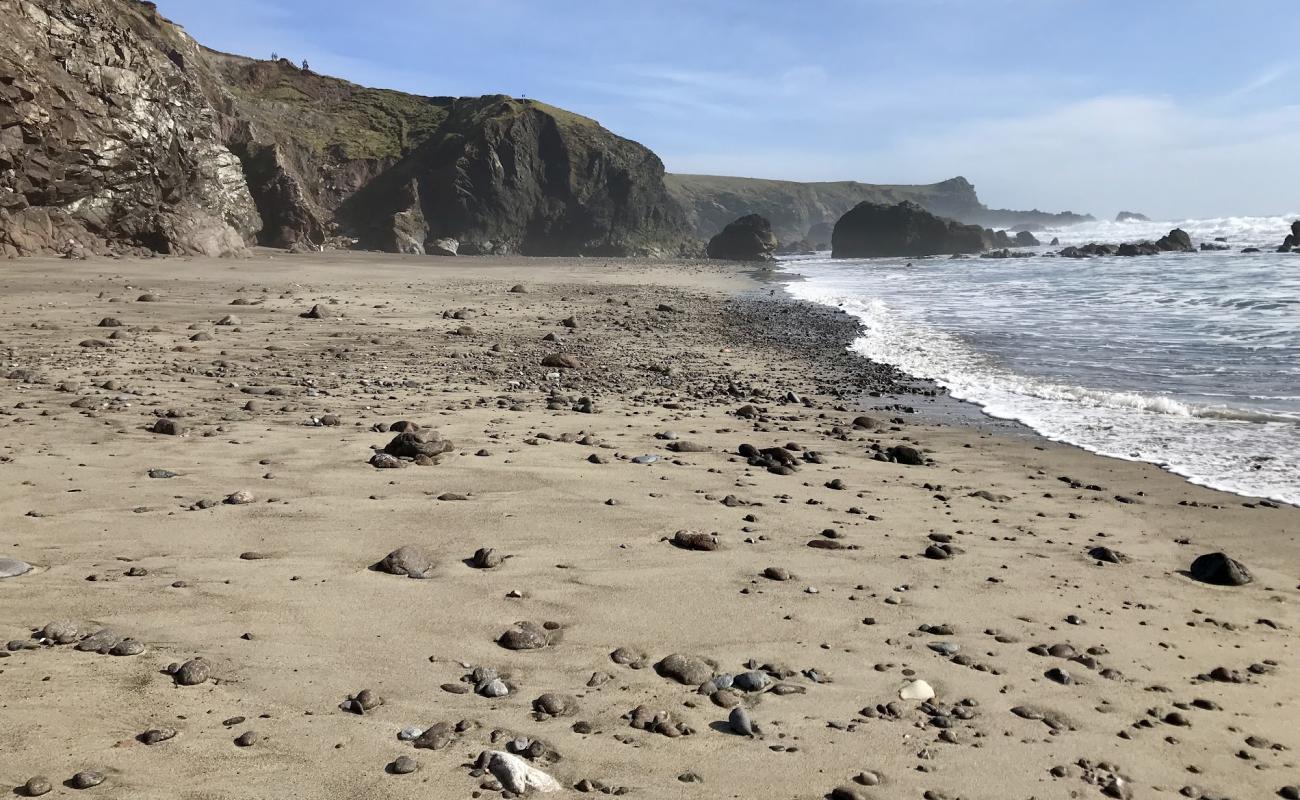 Фото Pentreath beach с светлый песок поверхностью