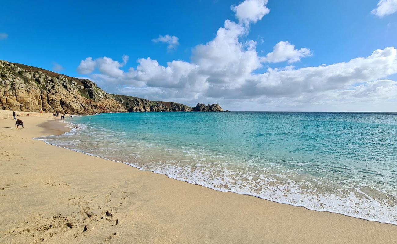 Фото Pedn vounder beach с золотистый песок поверхностью