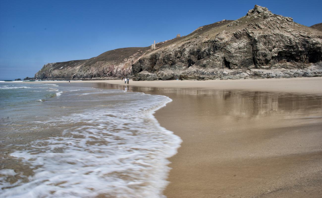 Фото Chapel Porth beach с песок с камнями поверхностью