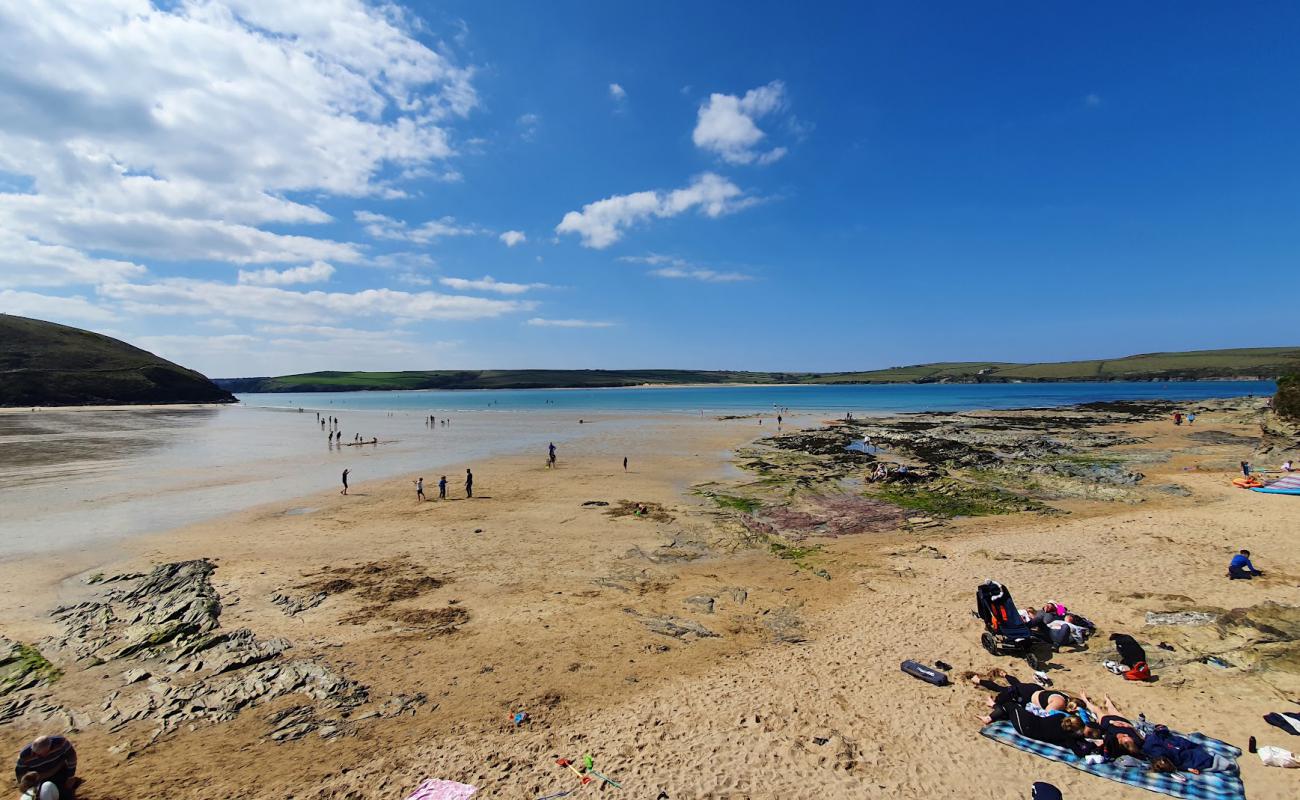 Фото Daymer Bay с светлый песок поверхностью