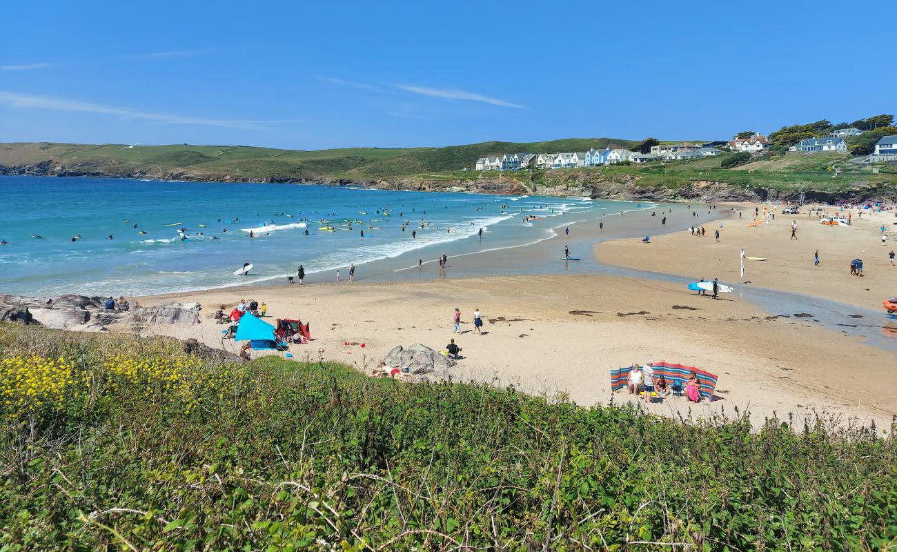 Фото Polzeath beach с светлый песок поверхностью