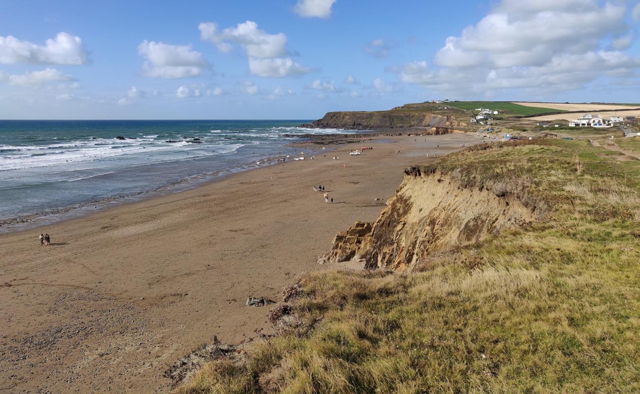 Фото Widemouth beach с светлый песок поверхностью