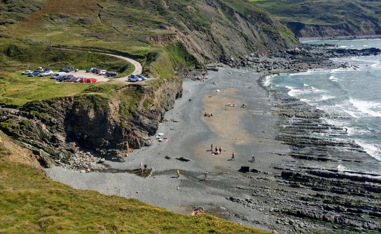 Фото Welcombe Mouth beach с песок с камнями поверхностью