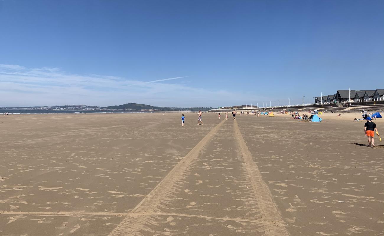 Фото Aberavon beach с светлый песок поверхностью