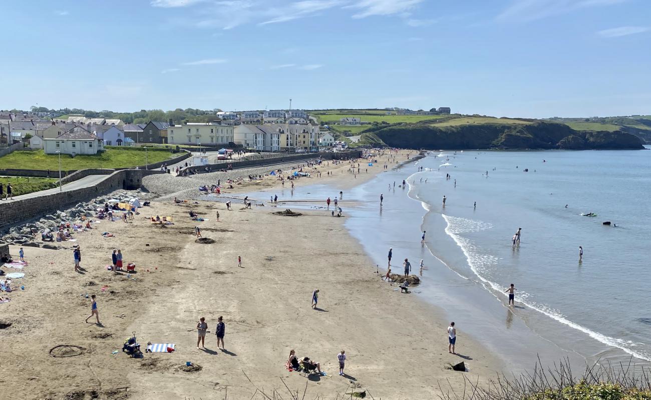 Фото Broadhaven beach с серый песок поверхностью