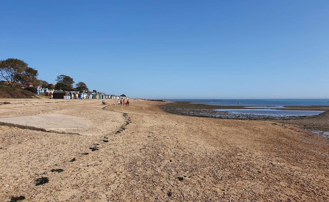 Фото West Mersea beach с песок с галькой поверхностью