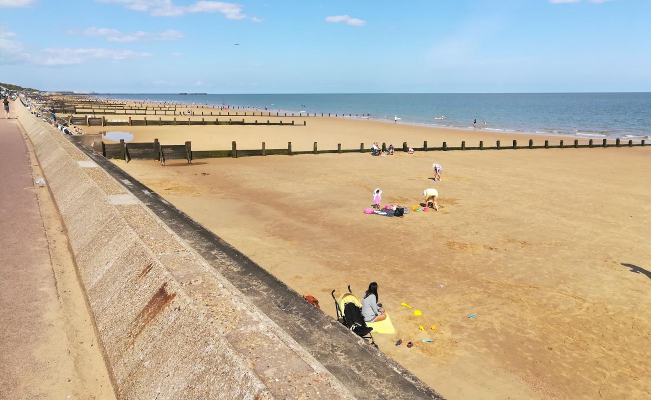 Фото Frinton beach с светлый песок поверхностью