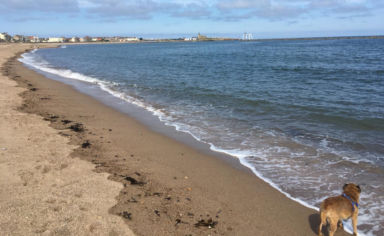 Фото Newbiggin beach с светлый песок поверхностью