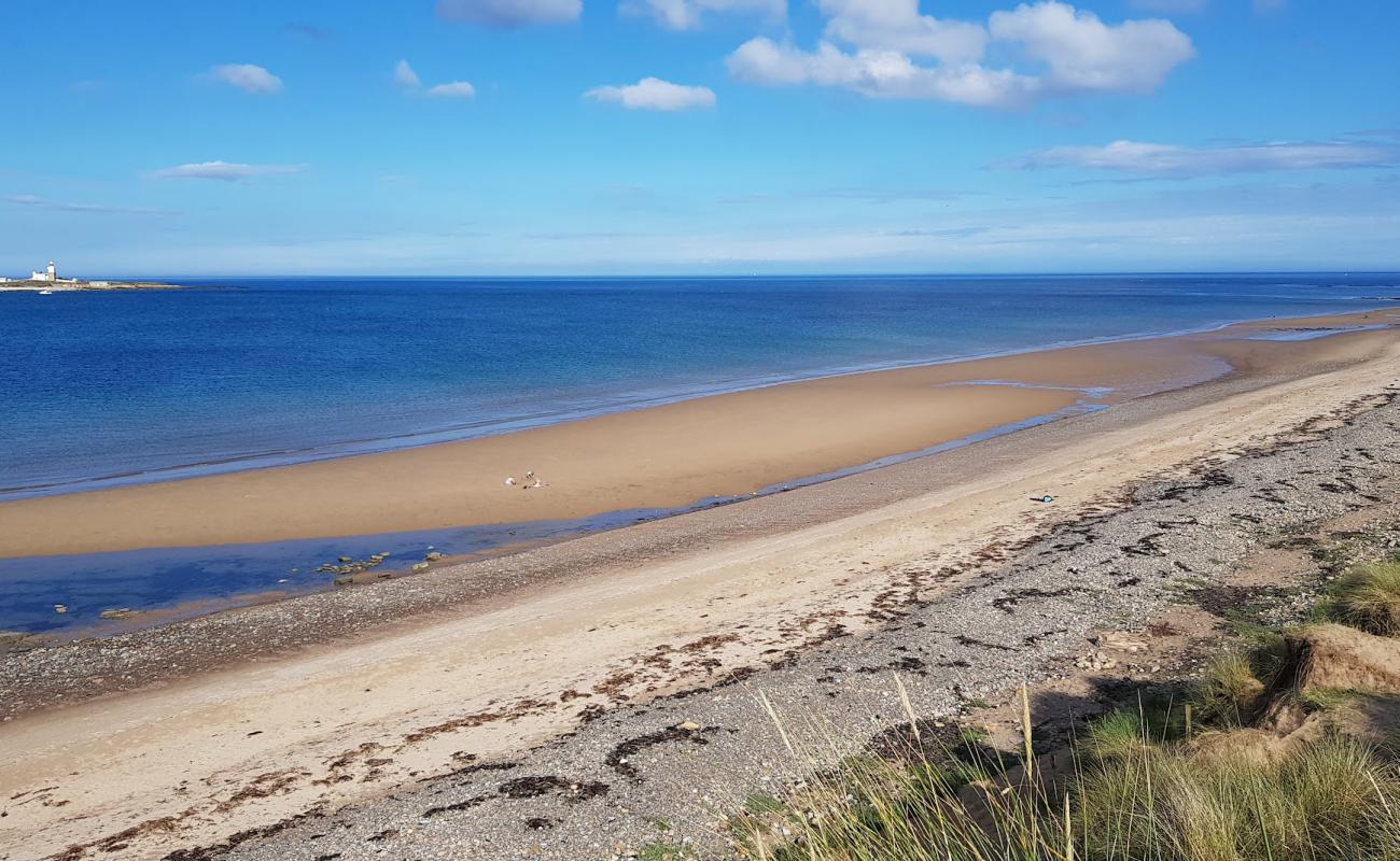 Фото Low Hauxley beach с светлый песок поверхностью