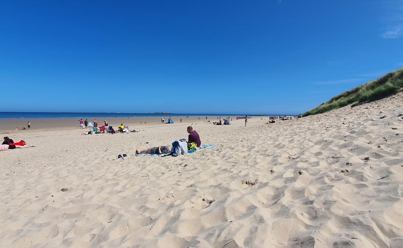 Фото Bamburgh beach с светлый песок поверхностью