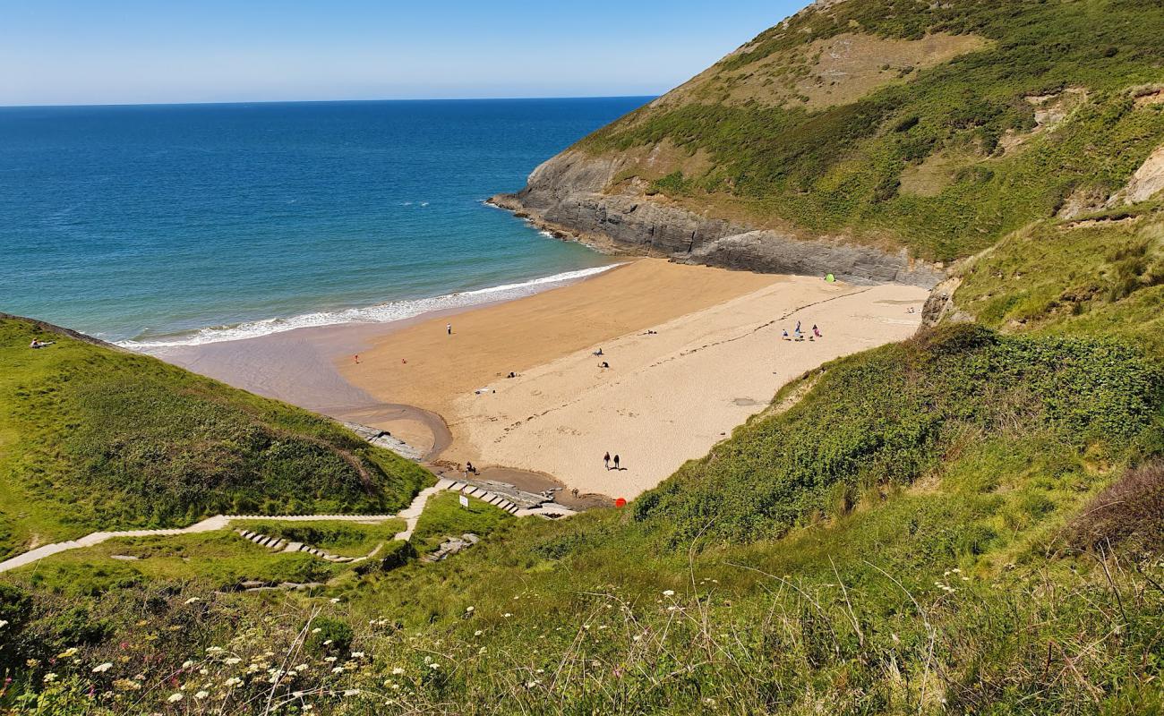 Фото Mwnt beach с темный песок поверхностью