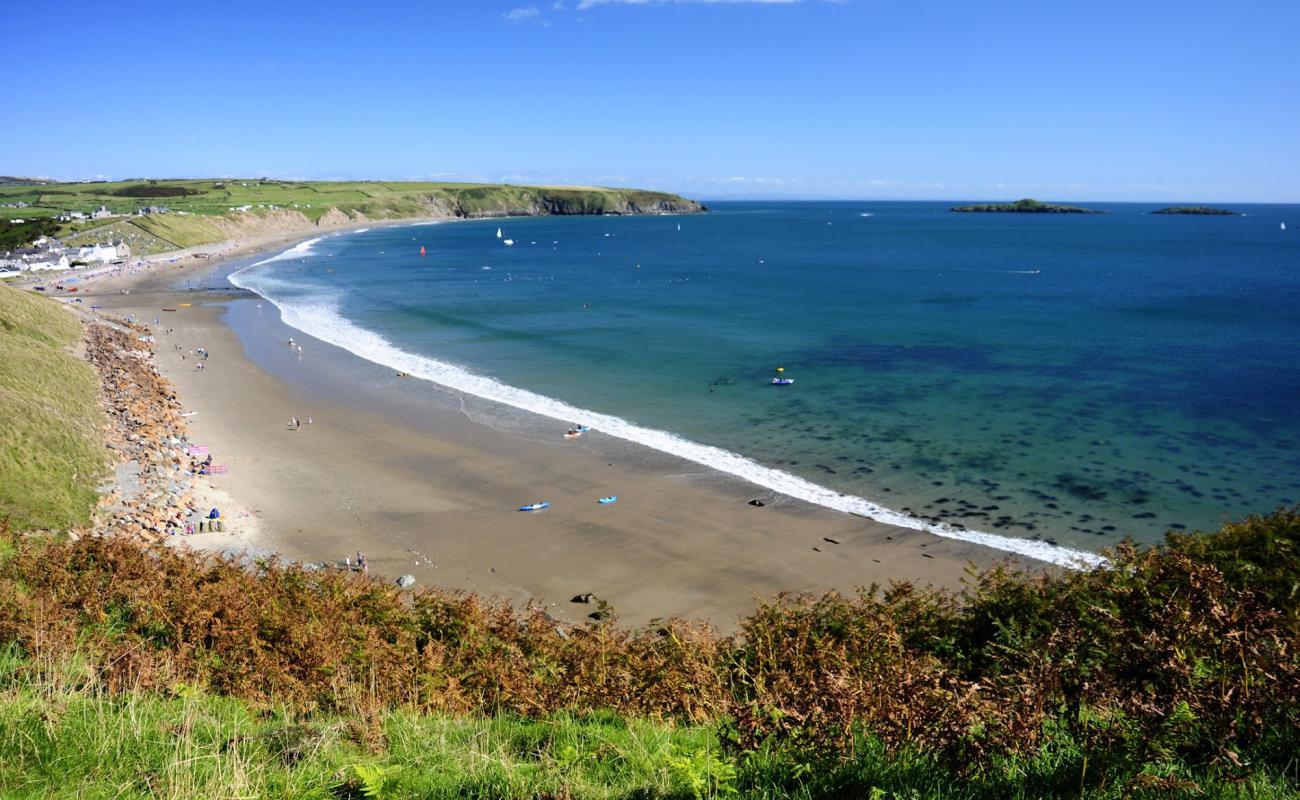 Фото Aberdaron Beach с песок с галькой поверхностью