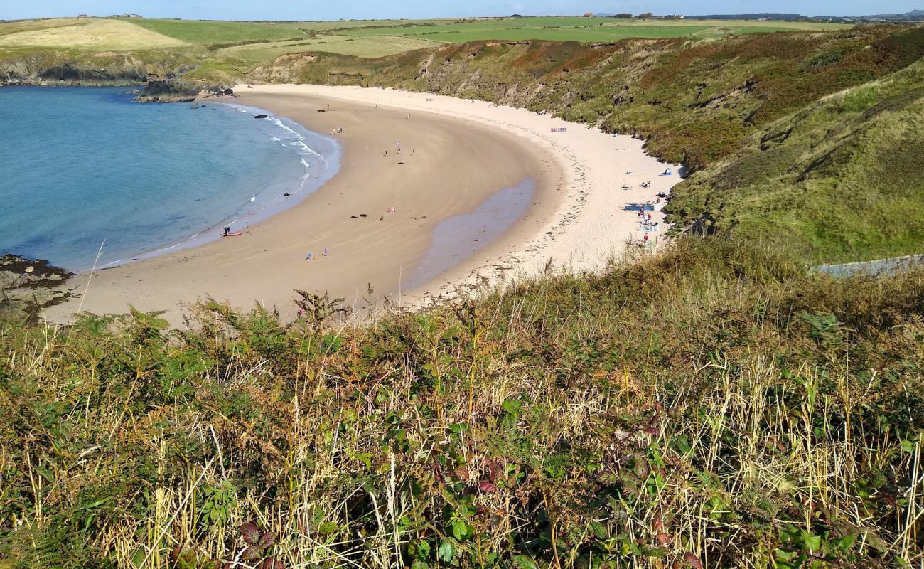 Фото Traeth Porthor с светлый песок поверхностью