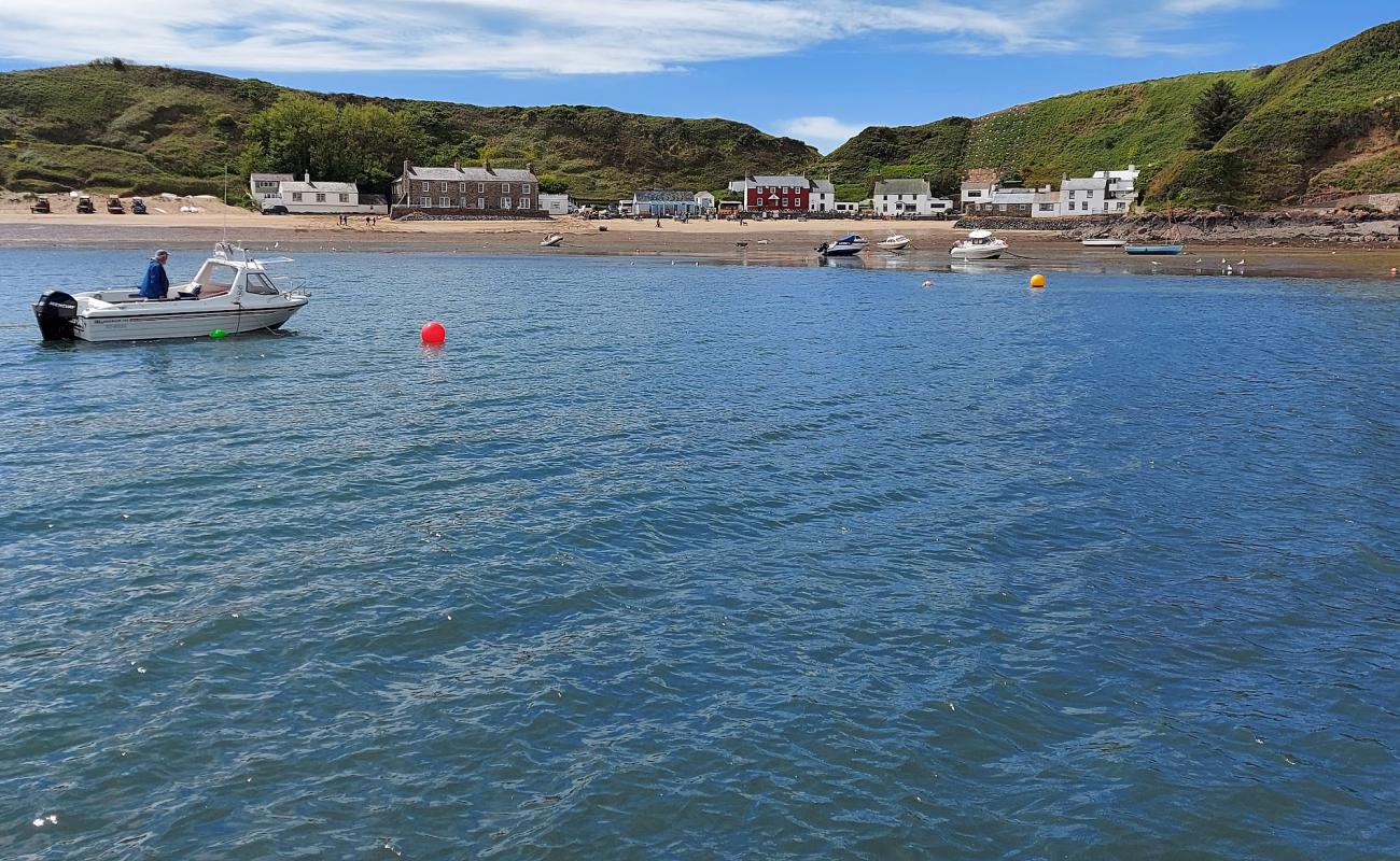 Фото Nefyn beach с светлый песок поверхностью