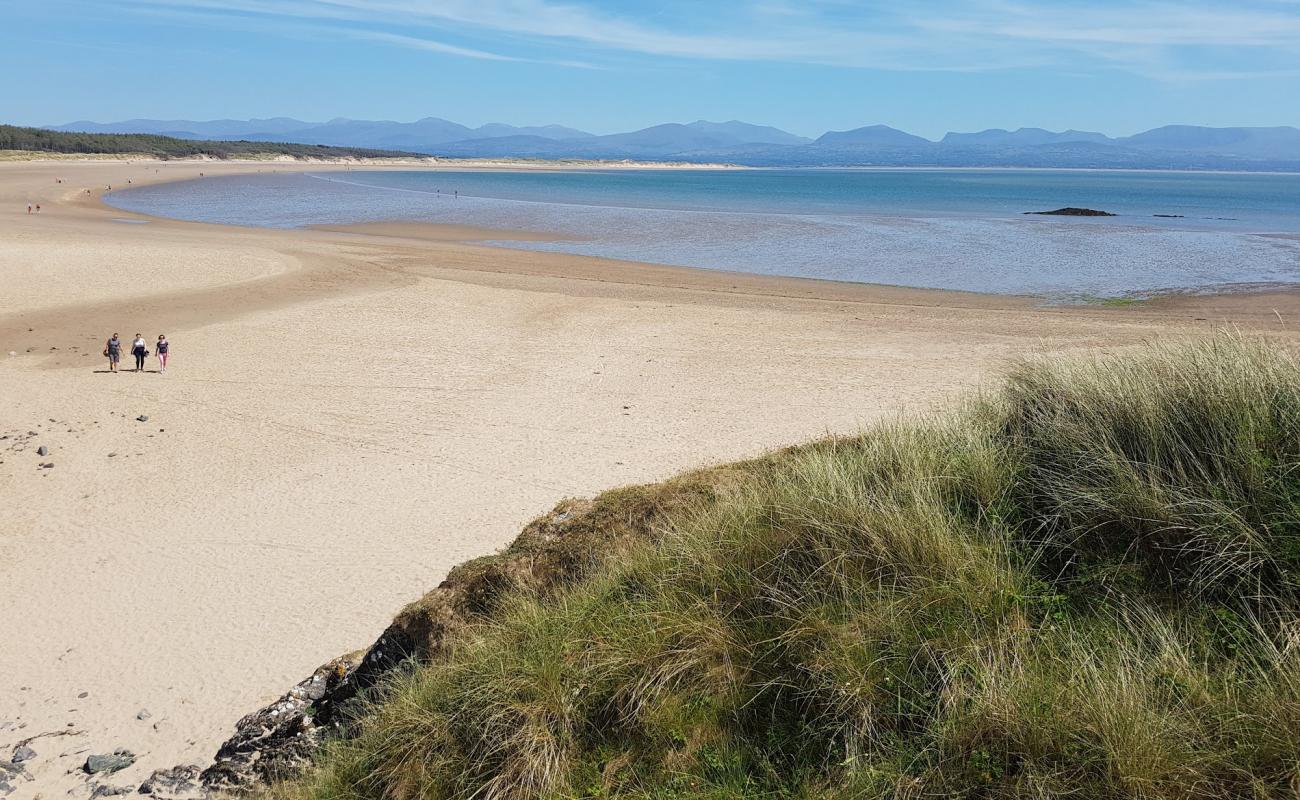 Фото Newborough Beach с светлый песок поверхностью