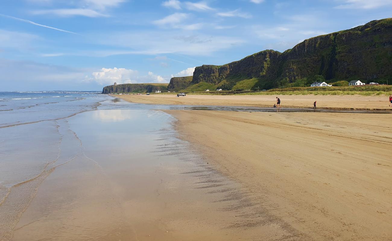 Фото Benone Beach с светлый песок поверхностью