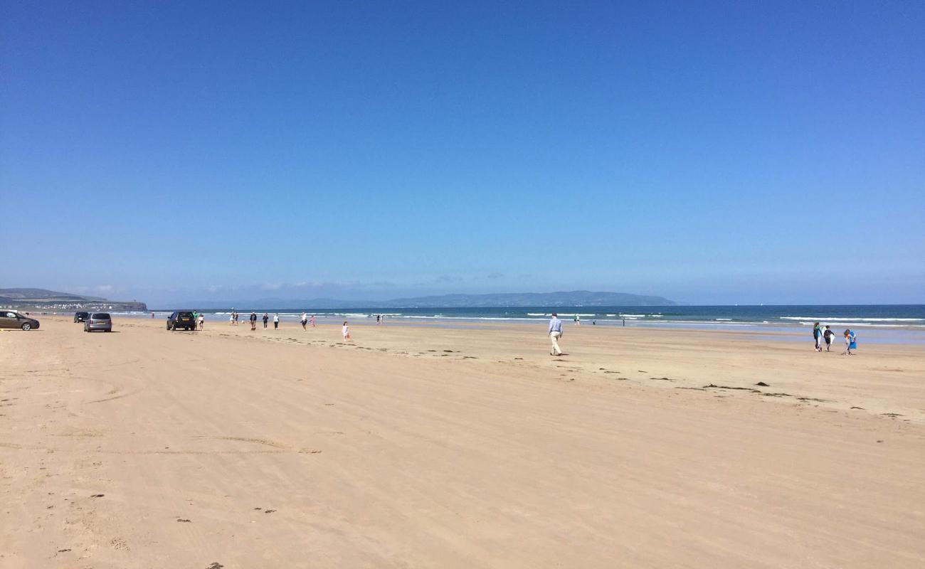 Фото Portstewart Beach с светлый песок поверхностью