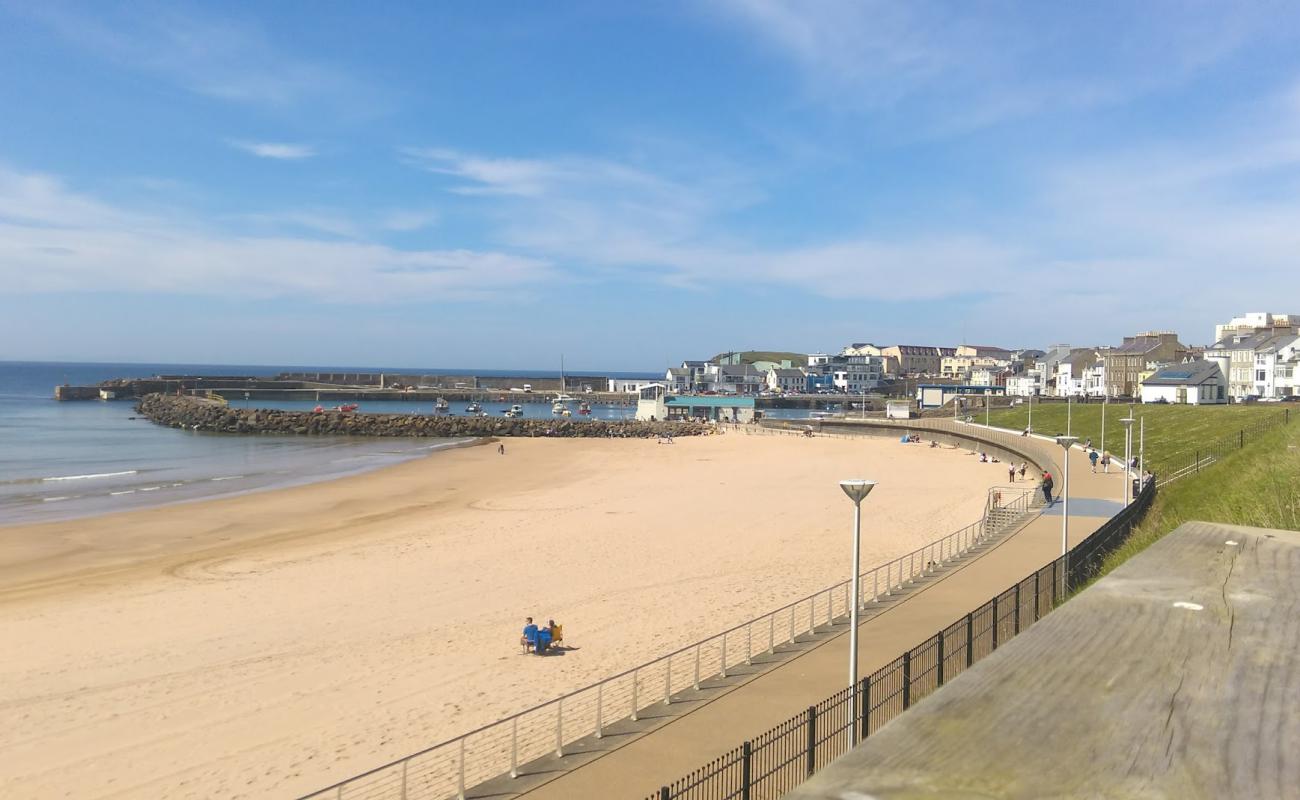 Фото West Strand Beach с светлый песок поверхностью