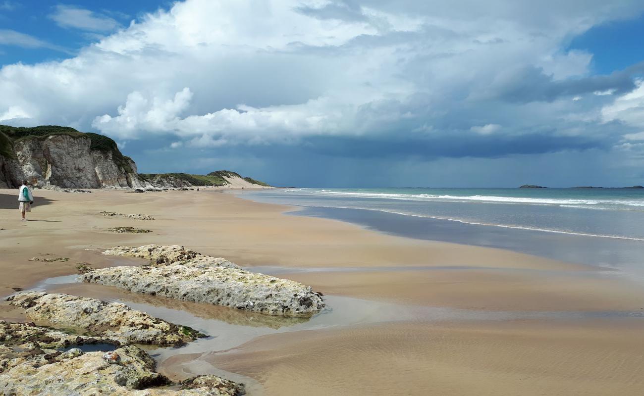 Фото Whiterocks Beach с светлый песок поверхностью