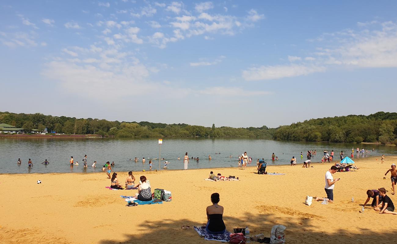 Фото Ruislip lido beach с светлый песок поверхностью