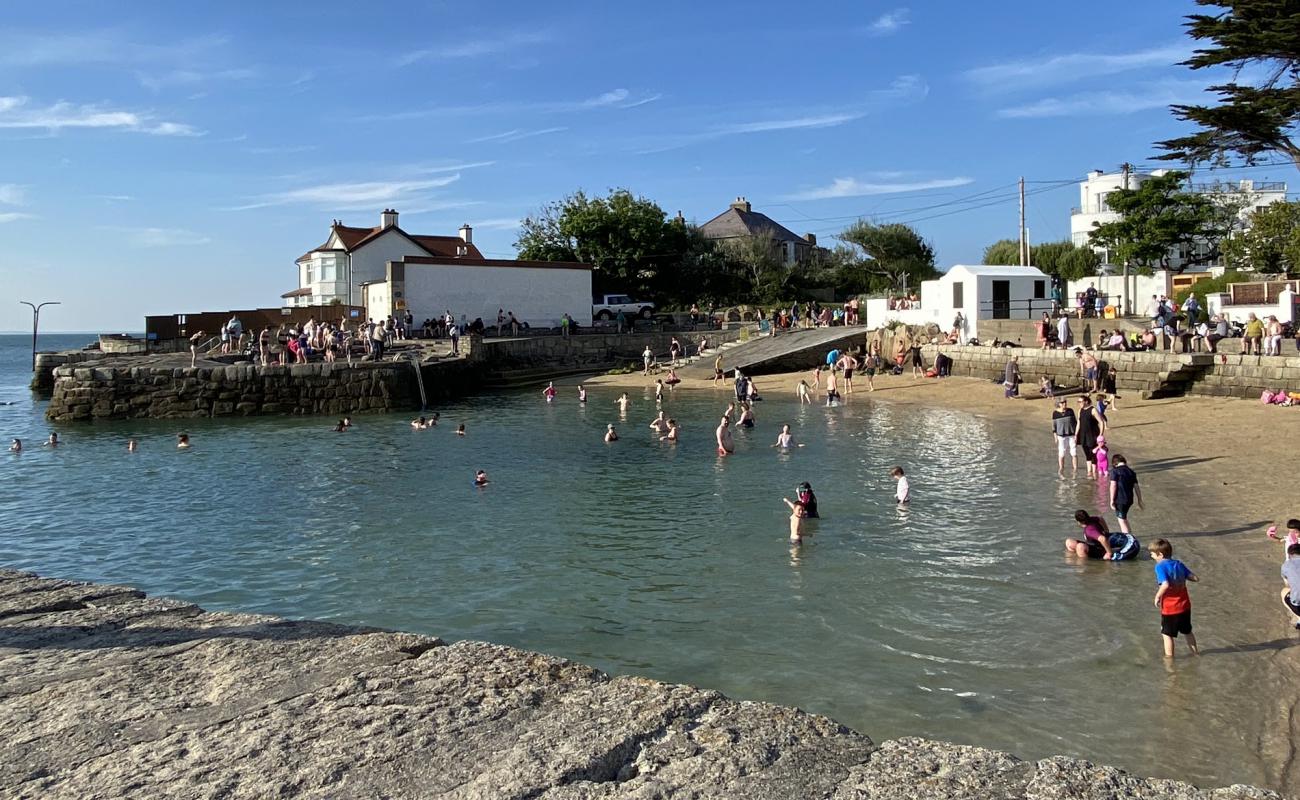 Фото Sandycove beach с светлый песок поверхностью