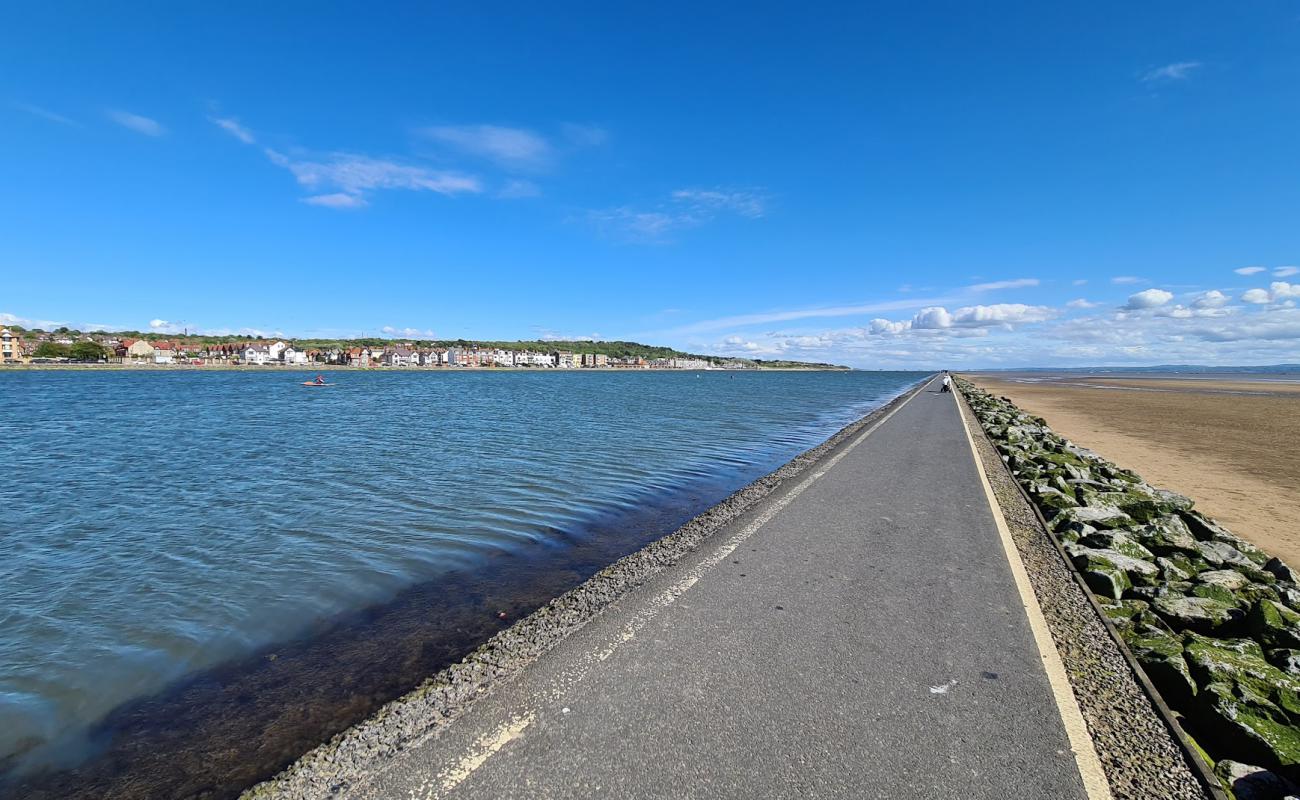 Фото West kirby beach с светлый песок поверхностью