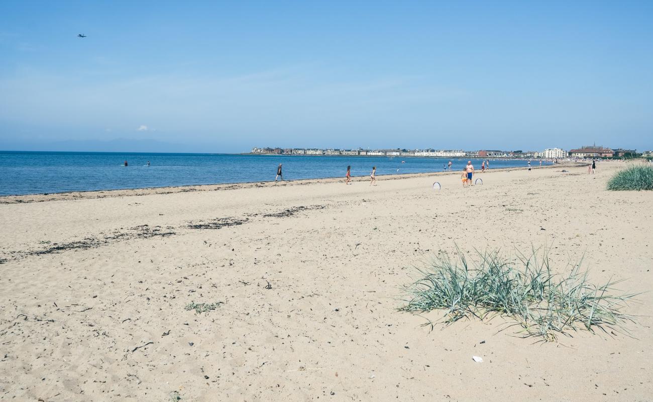 Фото Troon beach с светлый песок поверхностью