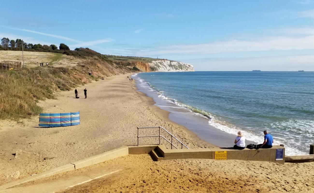 Фото Yaverland Beach с светлый песок поверхностью