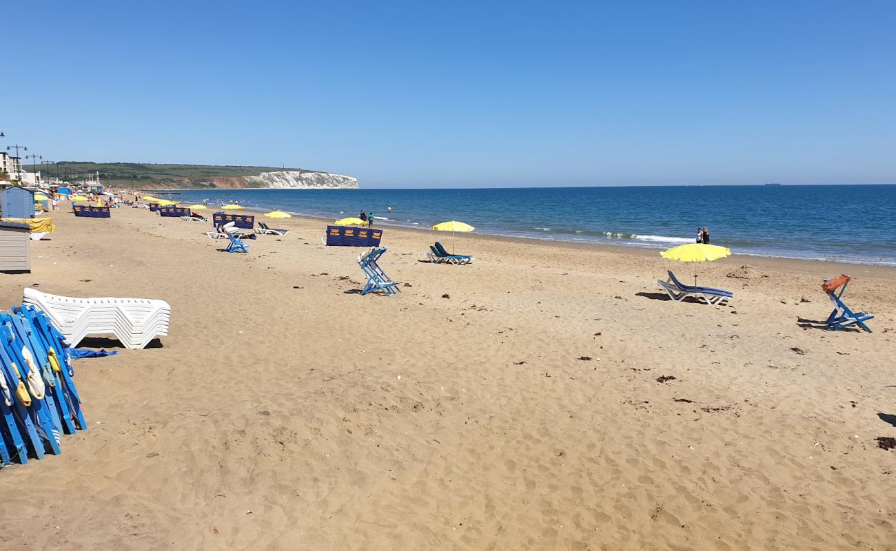 Фото Sandown Beach с светлый песок поверхностью