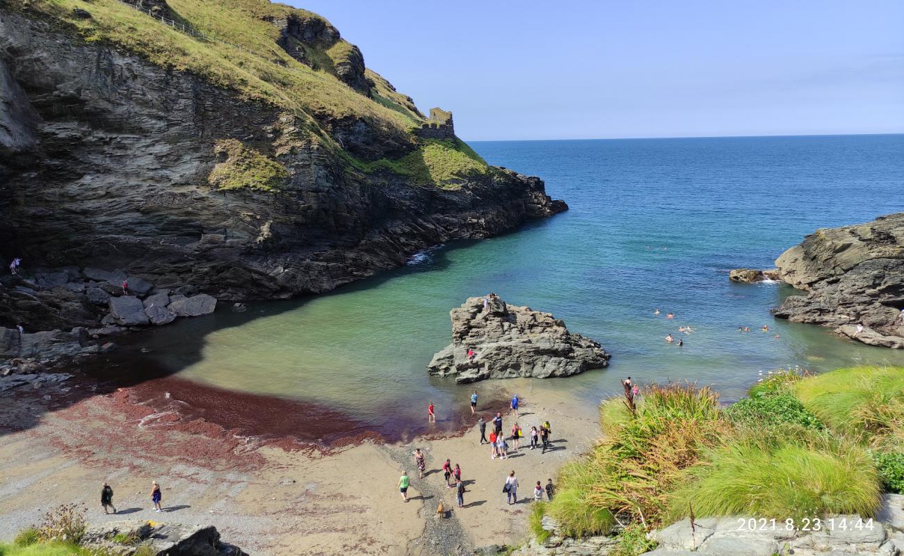 Фото Tintagel Beach с песок с галькой поверхностью