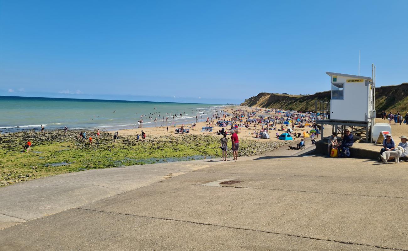 Фото West Runton Beach с песок с галькой поверхностью