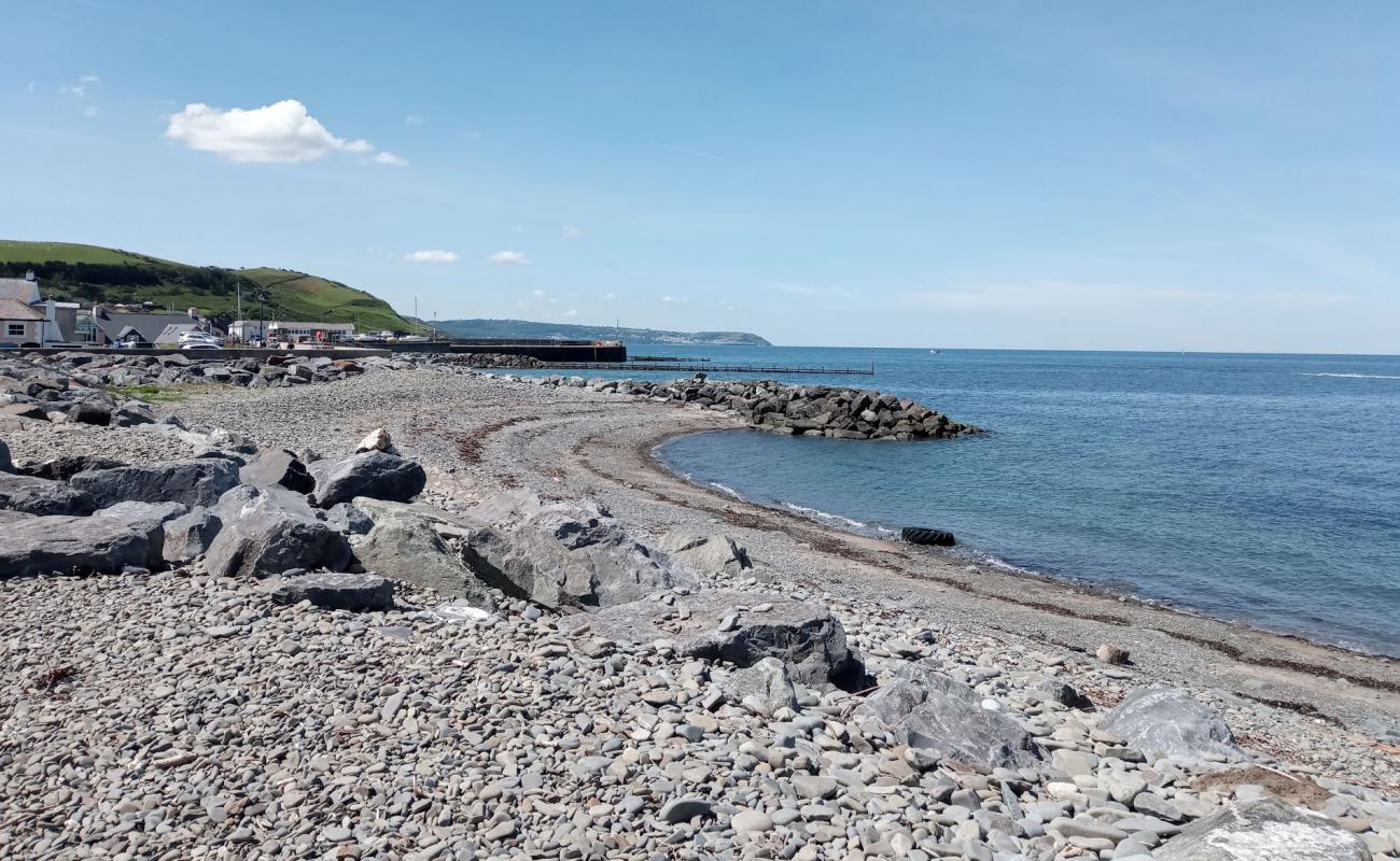 Фото Aberaeron Beach с серая галька поверхностью